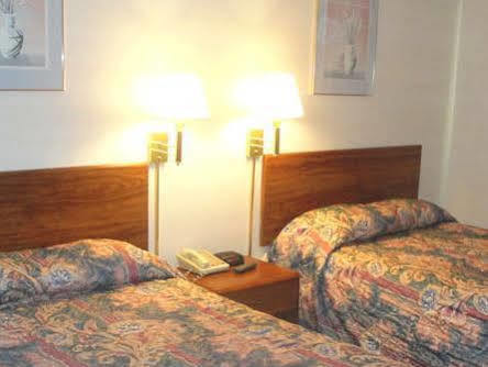 Ontario Center Budget Inn Ontario מראה חיצוני תמונה