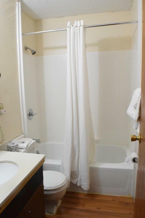 Ontario Center Budget Inn Ontario מראה חיצוני תמונה